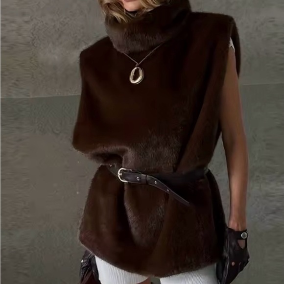 ⭐️⭐️⭐️⭐️⭐️ Favorite for a reason-no wonder it keeps selling out.Brown Fur Vest